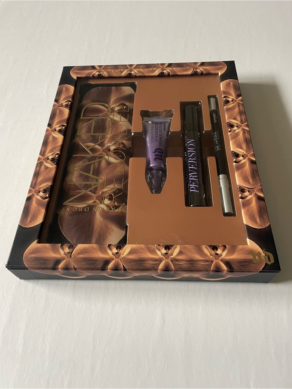 Urban Decay Eyeshadow Set with Brown and Gold Tones - Picture 6 of 7
